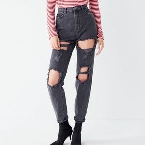 BDG Mom destroyed Jeans Black - Urban Outfitters